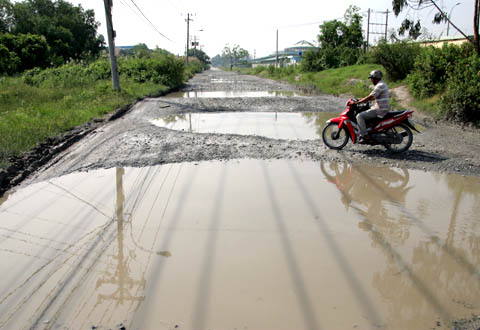 Dân gần cầu Phú Mỹ trầy trật trên con đường nham nhở  